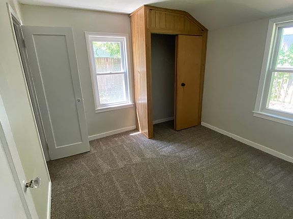 5th image of 303 S Iroquois Dr