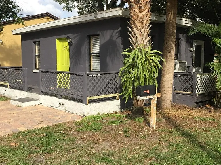 207 N Lakewood Dr — Photo 1