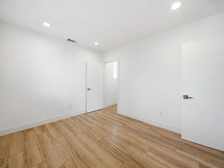 1235 1/2 W 39th Pl — Photo 5