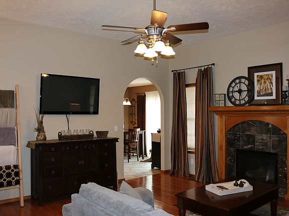 4th image of 963 Megan Ln