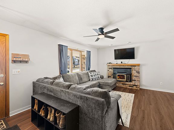 3rd image of 318 NE Bel Aire Rd