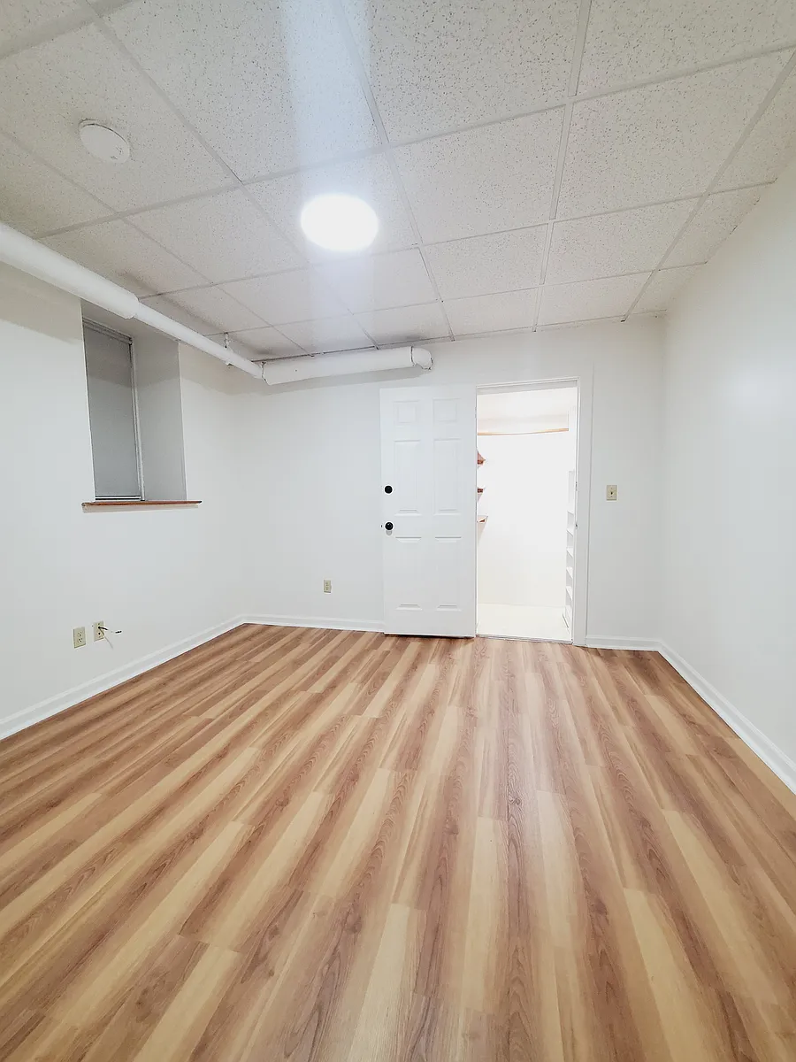 Building Photo - 177 W 48th St #BASEMENT