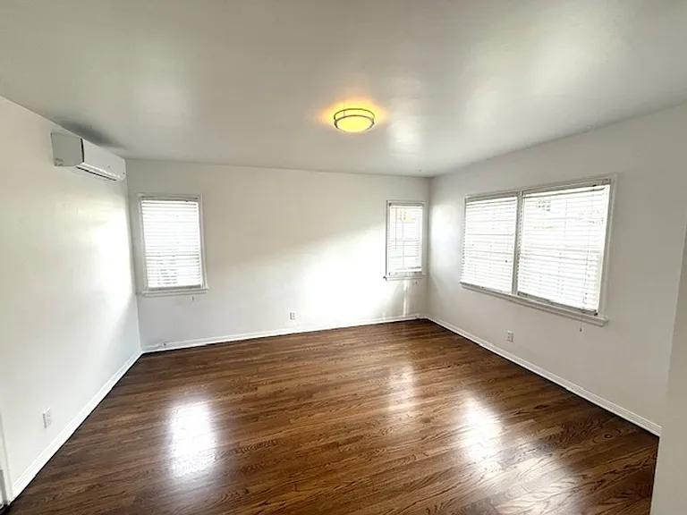 Bungalow - 1 bedroom + Office = natural wood floors, mini split a/c , new appliances, private pat... — Photo 16