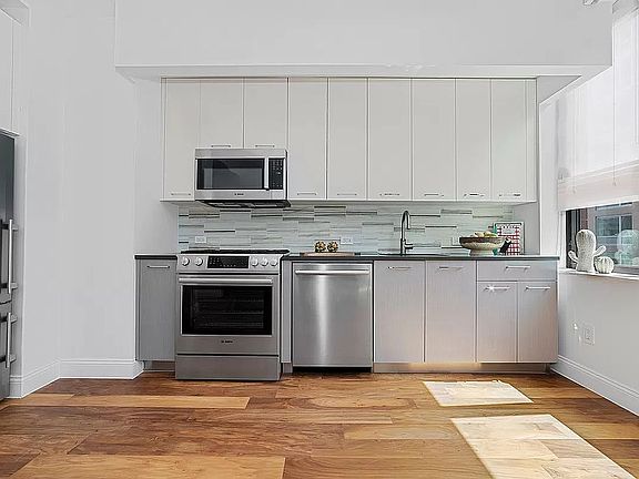 2nd image of 4214 Crescent St APT 8D