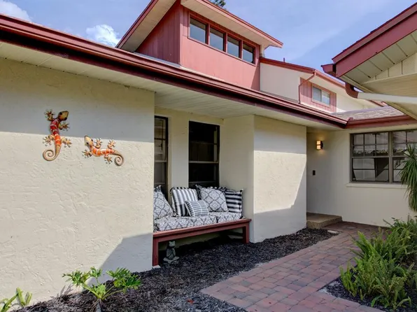 6107 Courtside Dr, Bradenton, FL 34210