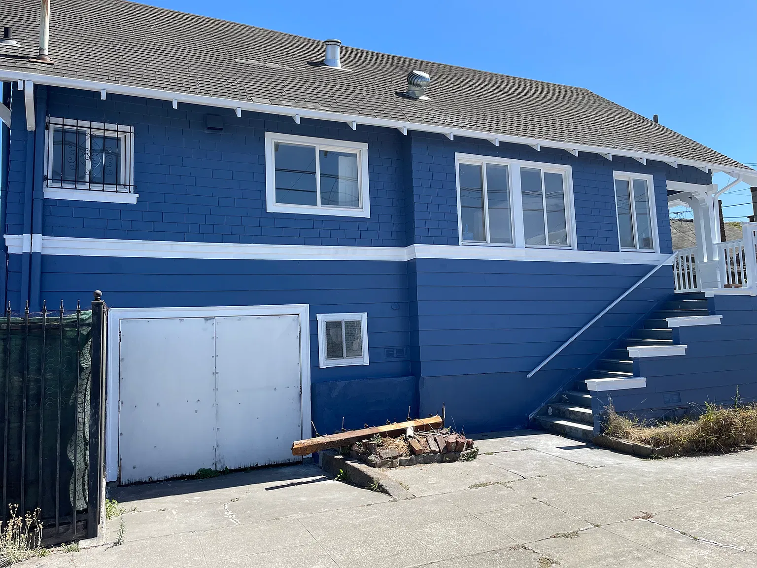 Loomis Ct, Oakland — Photo 1