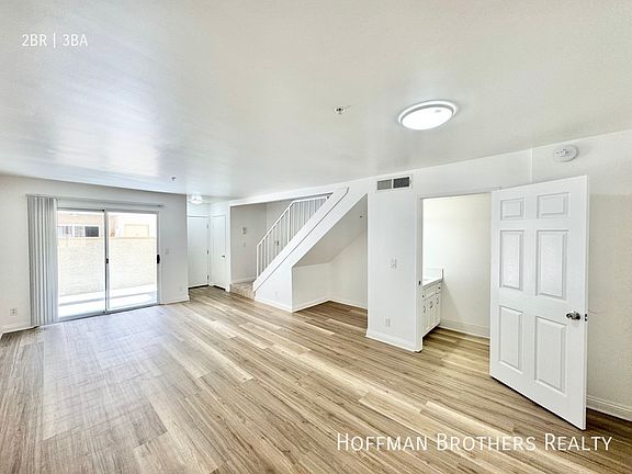 3rd image of 16033 Vanowen St #105A