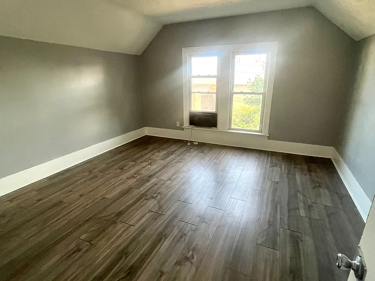 129 E Market St — Photo 11