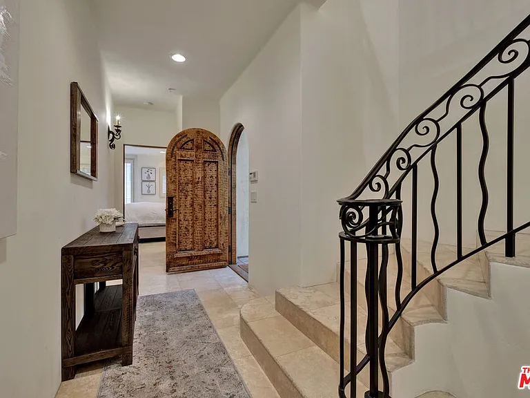 211 Bath St — Photo 5
