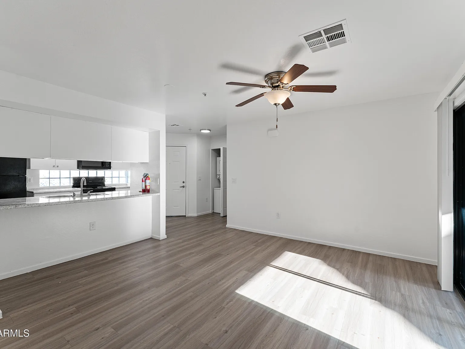 3 bed, 2.0 bath, 1161 sqft, $1,299 — Photo 2