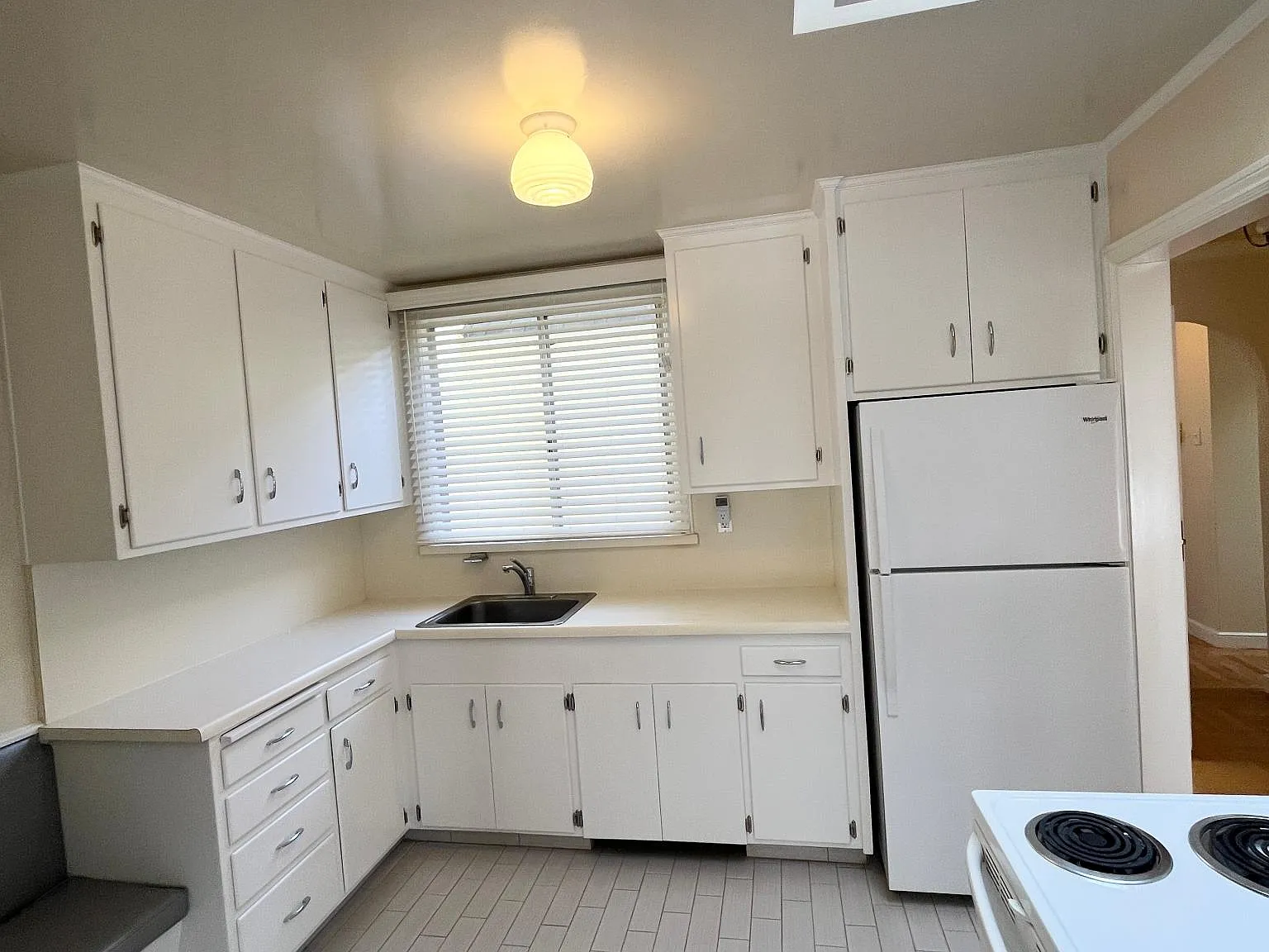 4 bed, 1355 sqft, $8,100 — Photo 3