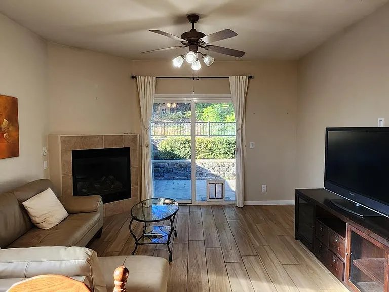 406 Endberg Dr — Photo 5