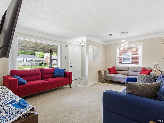 5th image of 397 Longfellow St