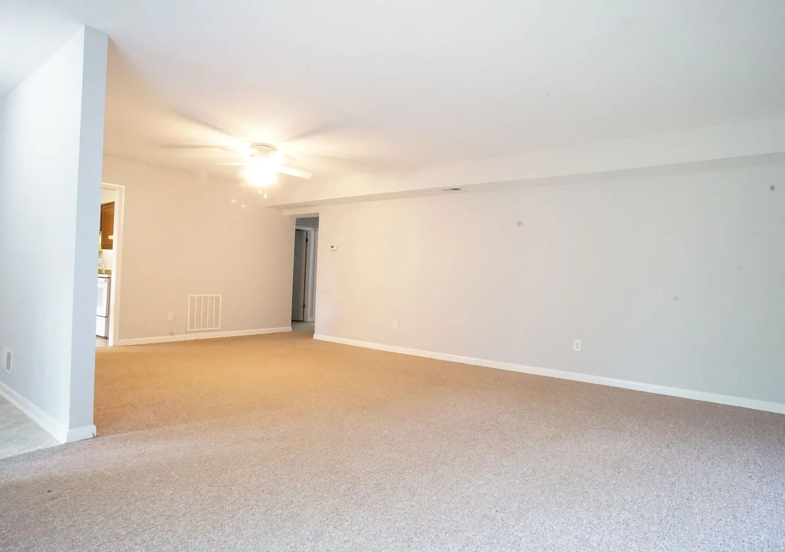 3 Bed/2 Bath Townhouse. On Bus Route to Campus. Parking. — Photo 2