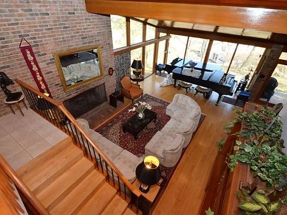 3rd image of 504 Hickory Hill Ln