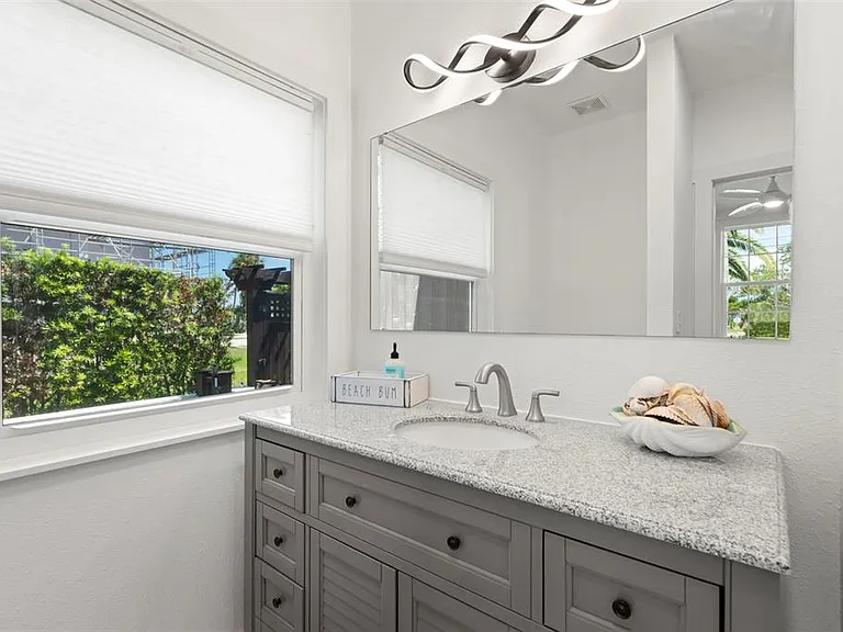 819 Bay Esplanade — Photo 49