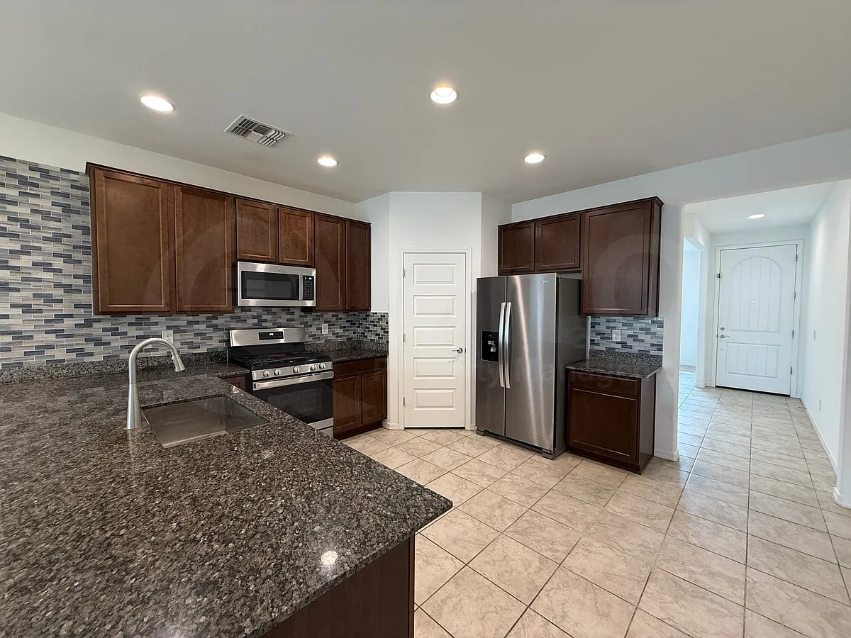 4 bed, 2.5 bath, 1969 sqft, $2,499 — Photo 4
