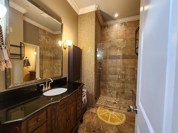 5th image of 2510 Travis St Unit 105