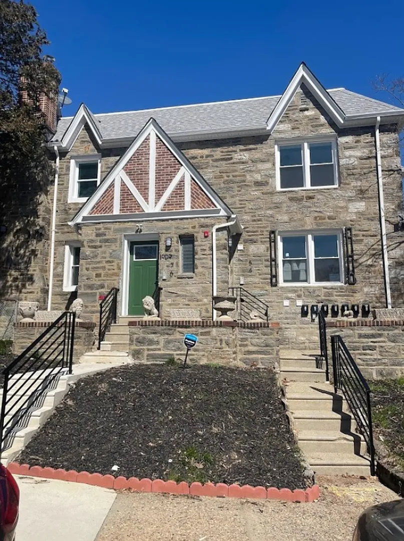 1909 W Chew Ave — Photo 2