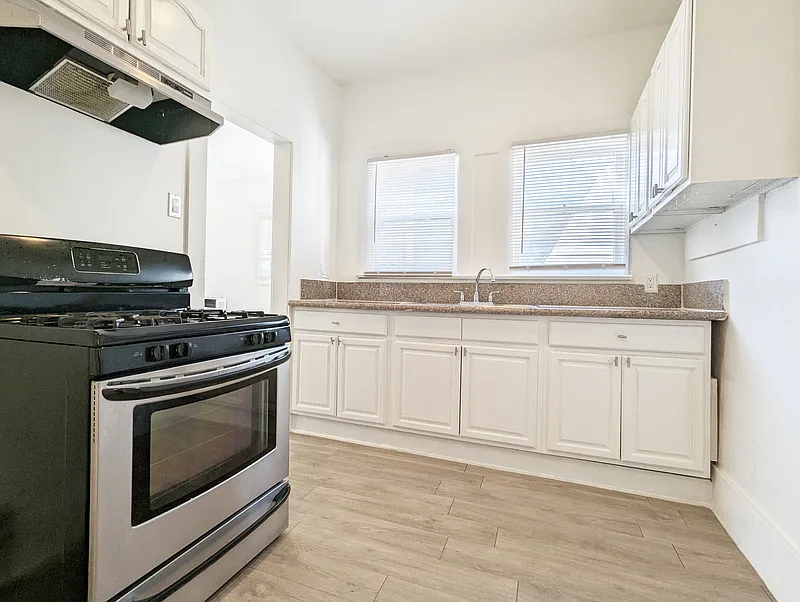 2 bed, 1.0 bath, 900 sqft, $1,995 — Photo 4