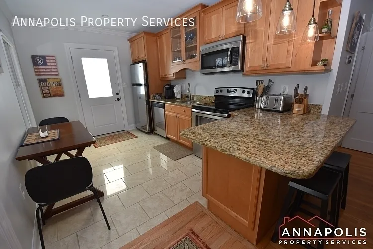 1329 Washington Dr — Photo 3