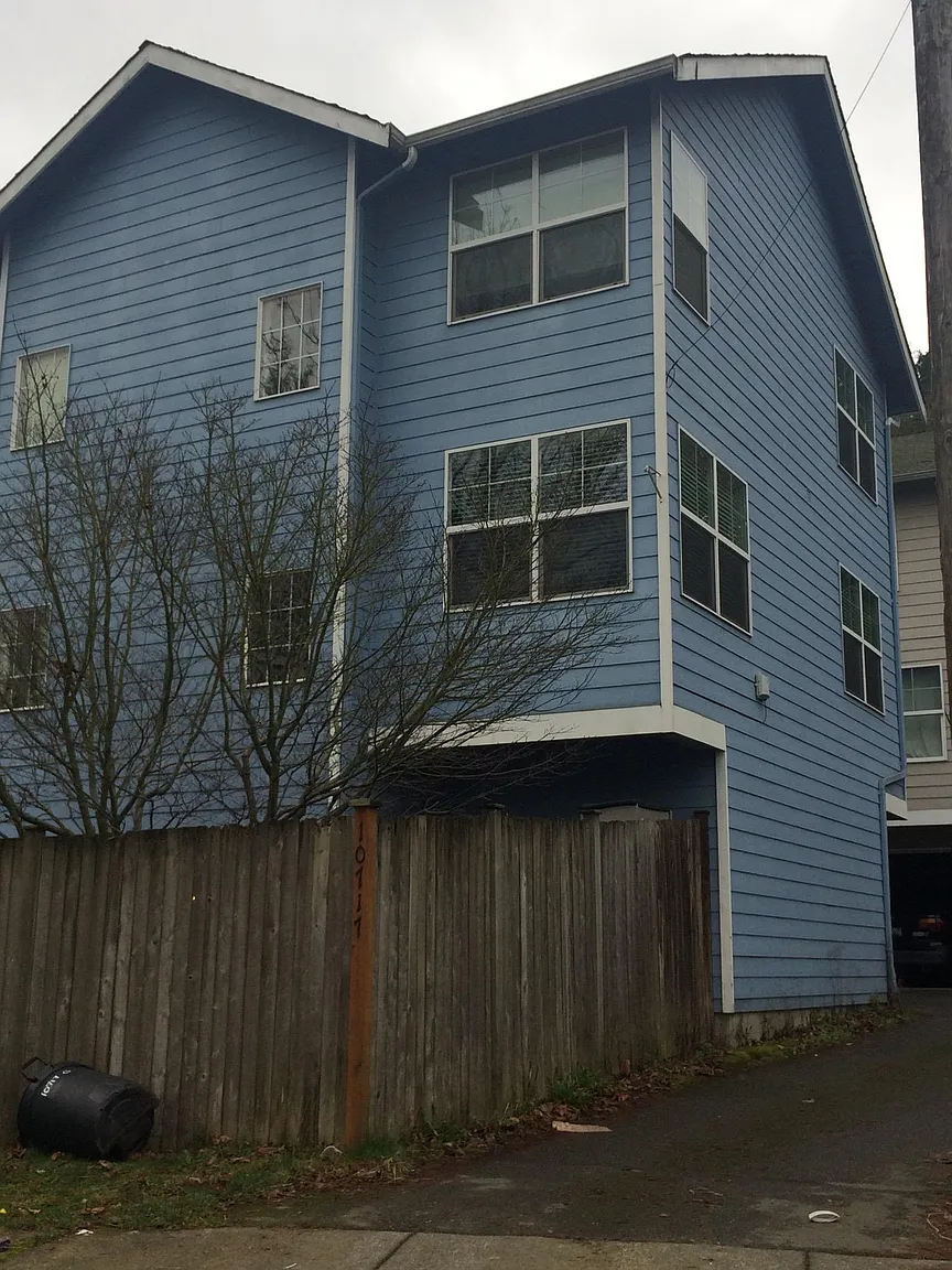10717 Burke Ave N APT A photo 1