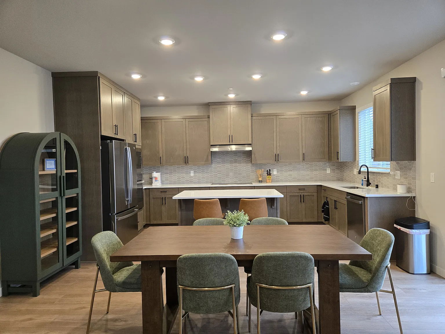 4 bed, 2350 sqft, $5,500 — Photo 3