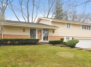 1842 Heather Ln, Northbrook, IL 60062