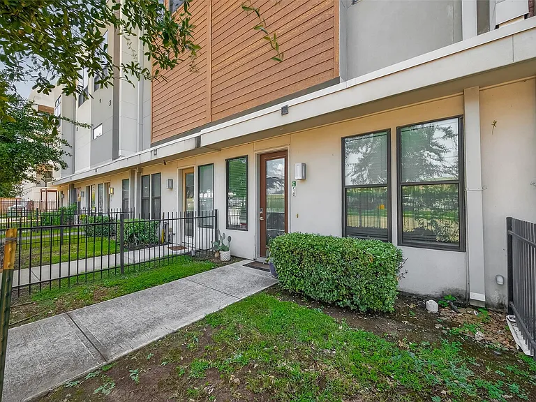 2401 Crawford St #C3D — Photo 3