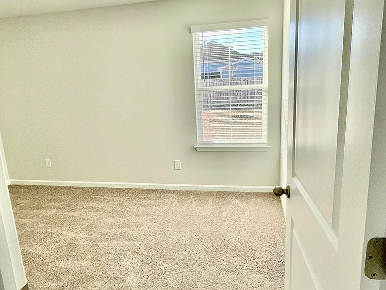 1025 Course Ln — Photo 8