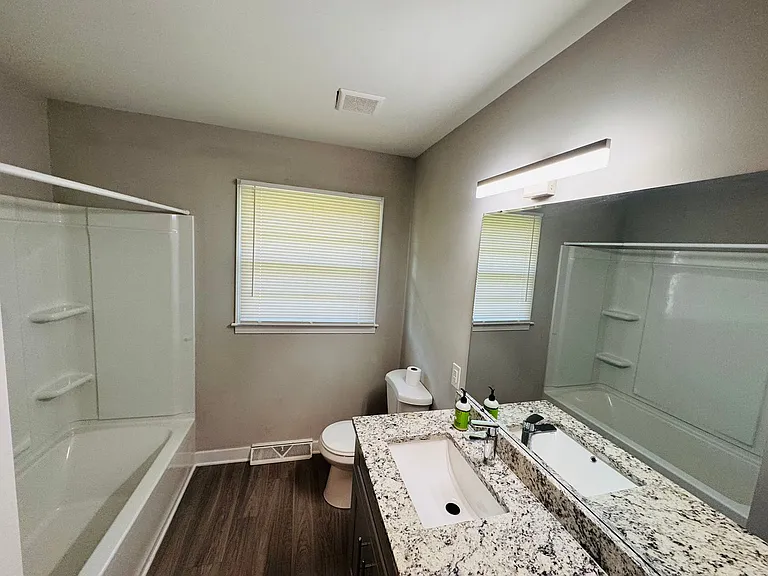 799 Sunderland Rd SW — Photo 8