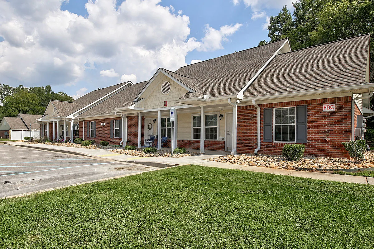 Saluda Commons — Photo 3