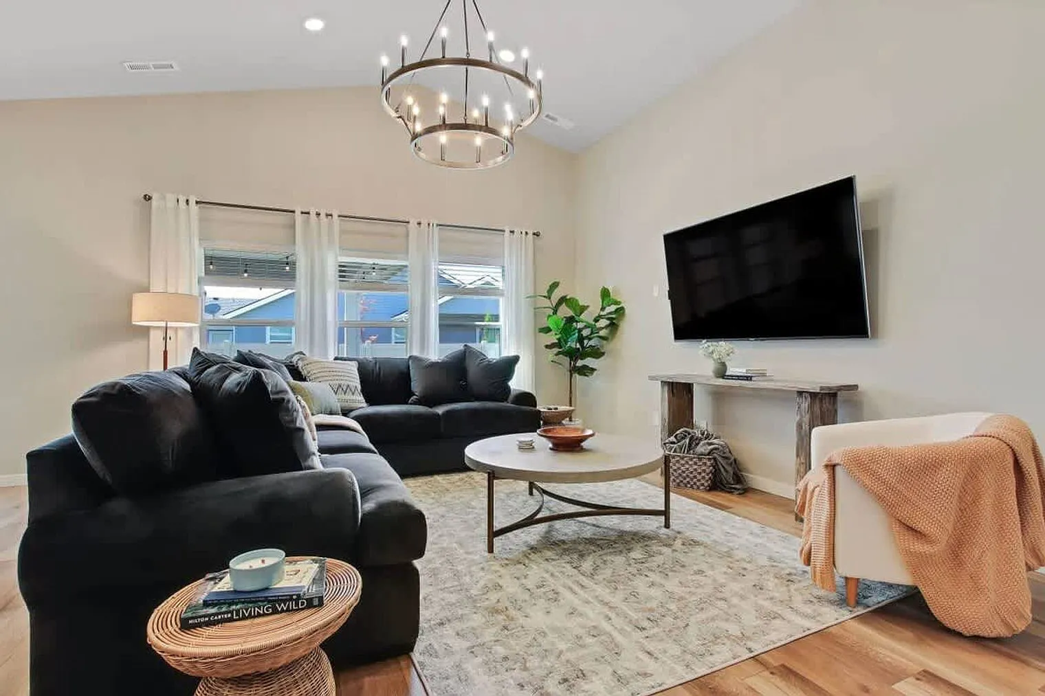 4 bed, 2.0 bath, $8,243 — Photo 3