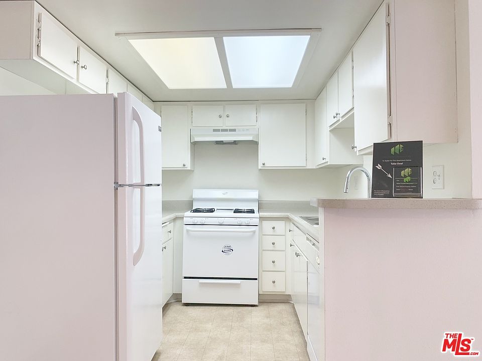 1st image of 3130 Bagley Ave #202