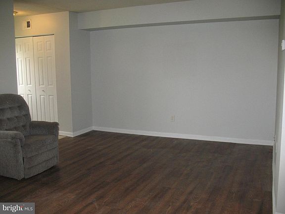 3rd image of 215 Jefferson Ct