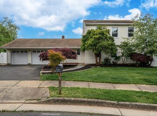 8 Juniper Ct, Edison, NJ 08820
