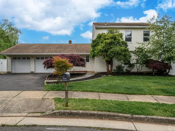 8 Juniper Ct, Edison, NJ 08820