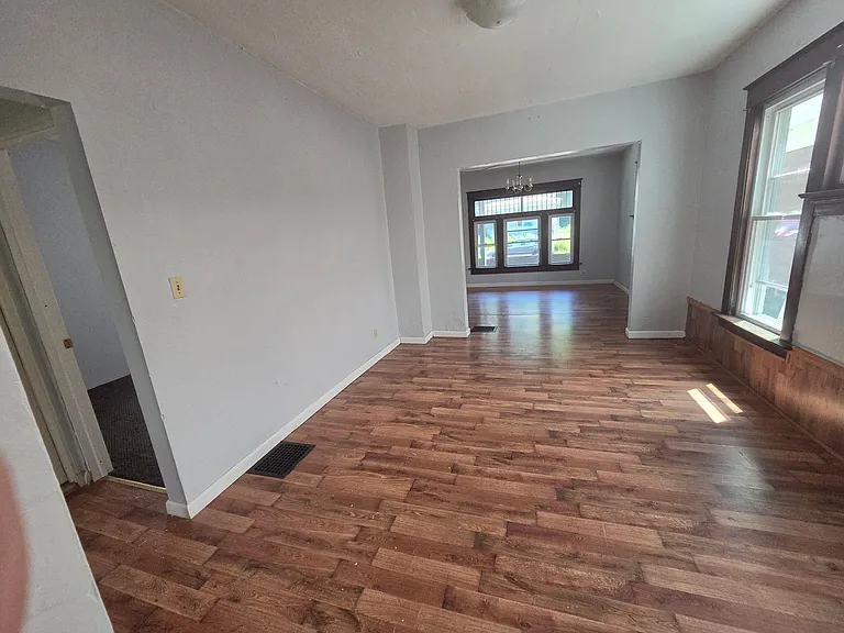 1046 E 4th St — Photo 5