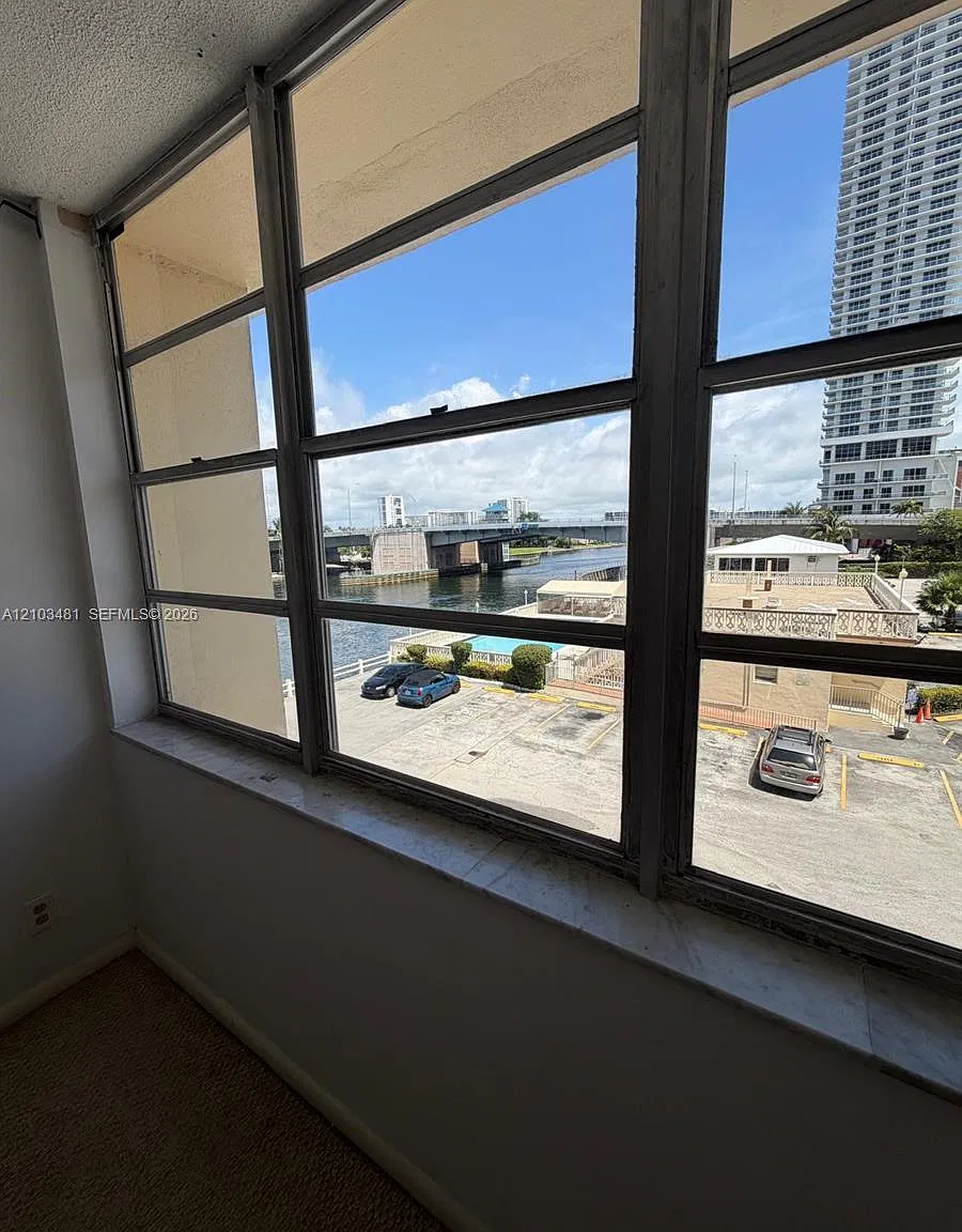 Imperial Towers Condo — Photo 3