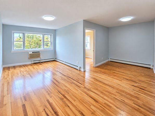 25-51 46th St #3, Astoria, NY 11103 – 3-bedroom rental in Rockaway Park
