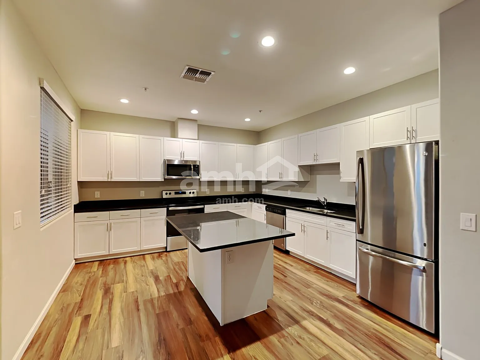 3 bed, 2.5 bath, 2077 sqft, $1,950 — Photo 3