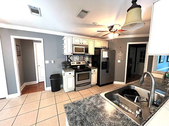 3rd image of 190 Edinborough Dr