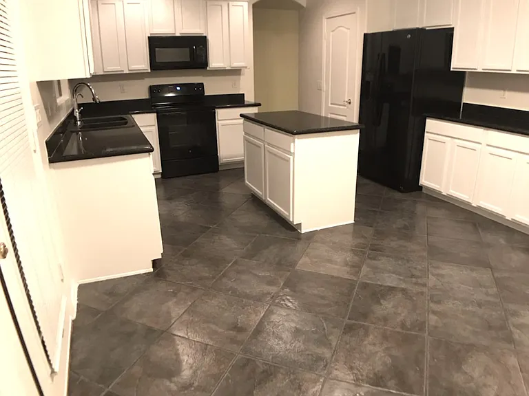 17584 W Acacia Ct — Photo 2