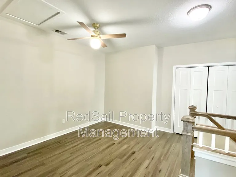 208 Fishers Ct — Photo 14