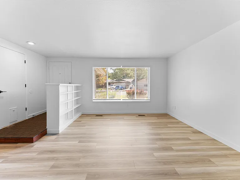714 S Berwick Dr — Photo 3