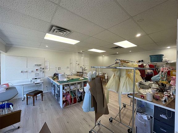 3rd image of 35 Pearl St E