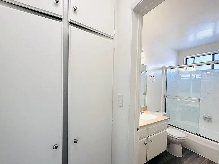Lido Apartments - 10535 Rose Ave — Photo 29