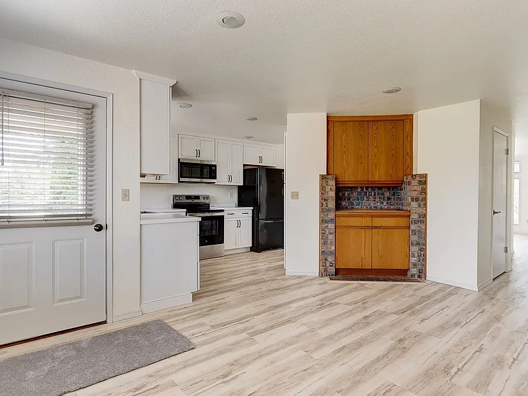 418 SW Erie Cir — Photo 5