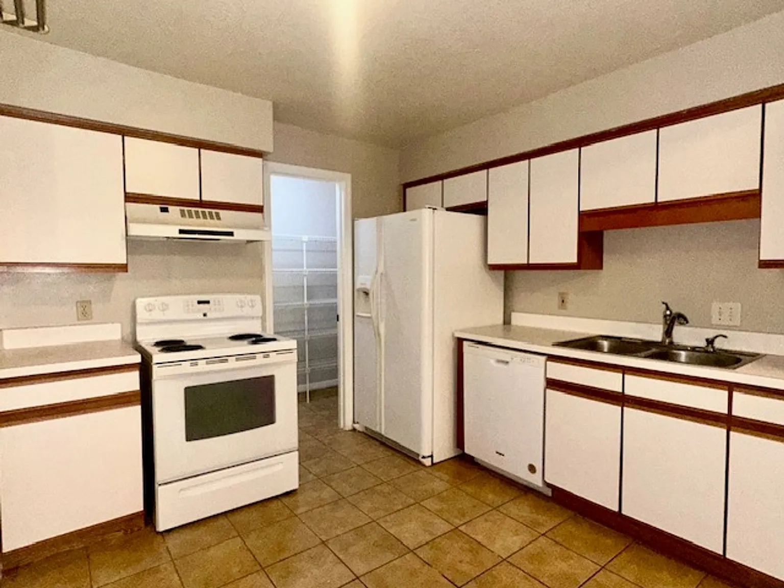 Clean 2 bedroom, 2 bath Condo with Pond View! — Photo 2