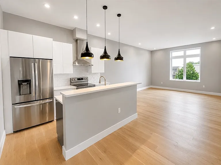 60 Cross St E #308 — Photo 1